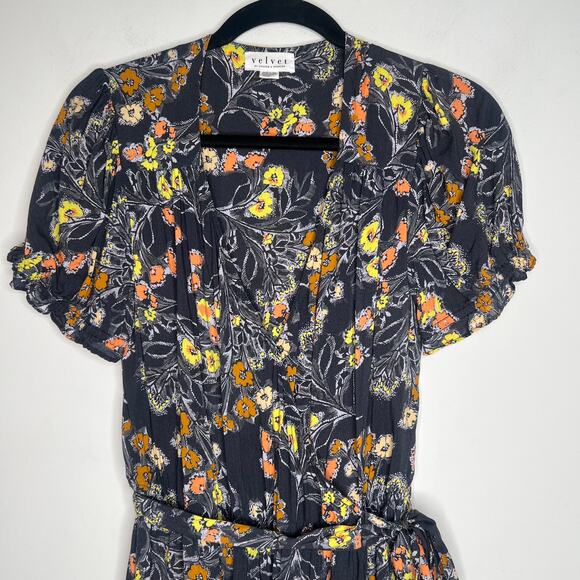Velvet by Graham & Spencer Grey Floral Wrap Dress Size Large - Picture 5 of 9